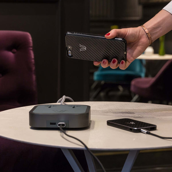 Description
Crafted using super-sturdy aluminum, the Woodie Hub charges 5 devices in one with style and elegance. Just place your Qi-compatible smartphone on Woodie Hub – Dark Rise