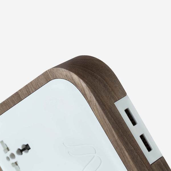Description
Crafted with precious oak, the Woodie Hub charges 5 devices in one with style and elegance. Just place your Qi-compatible smartphone on top of theWoodie Hub – Wood Master