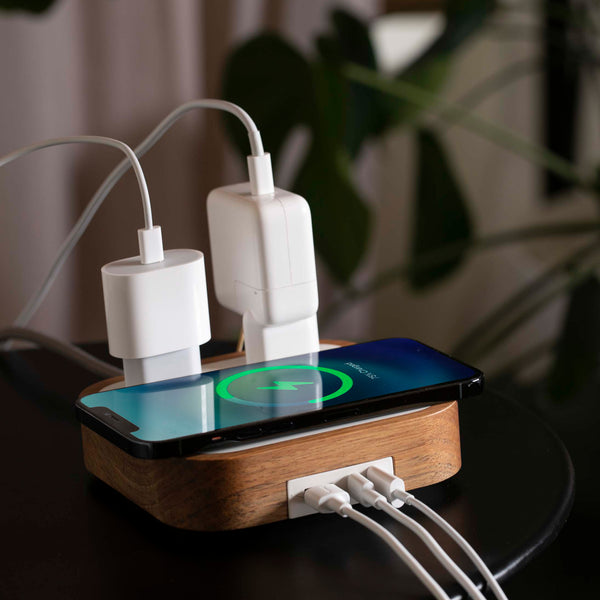 Wireless Charger
Description
Crafted with precious oak, the Woodie Hub charges 6 devices in one with style and elegance. Just place your Qi-compatible smartphone on top of theWoodie Hub – Wood Master
